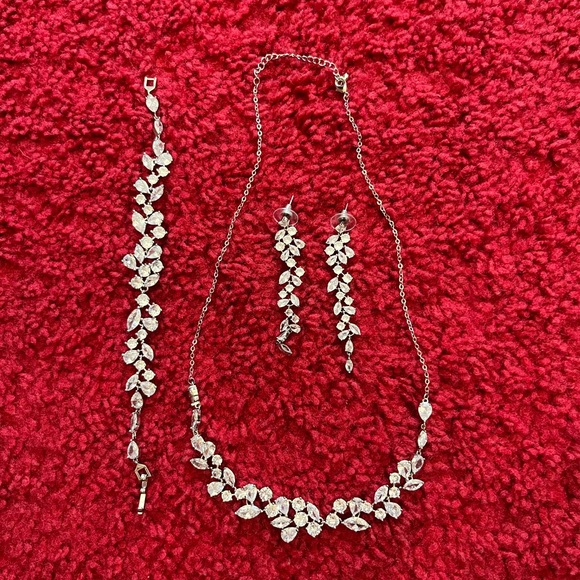 Jewelry Set - Picture 1 of 1